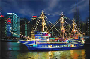 Luxury Night Tour in Shanghai: VIP Huangpu River Cruise with Dinner Included