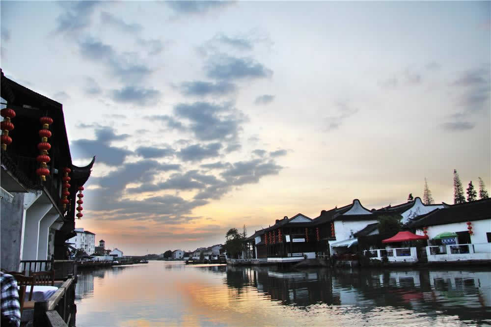 Small Group Day Tour of Shanghai City and Zhujiajiao Water Town