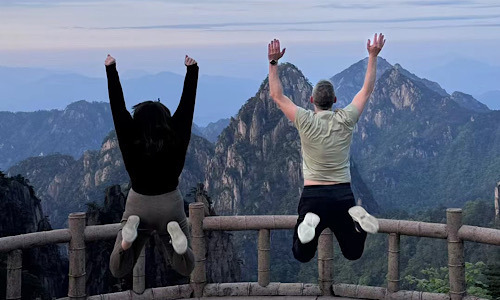 Yellow Mountain Tour from Shanghai:  2-Day Adventure Through Stunning Peaks and Ancient Villages(Stay in the City)