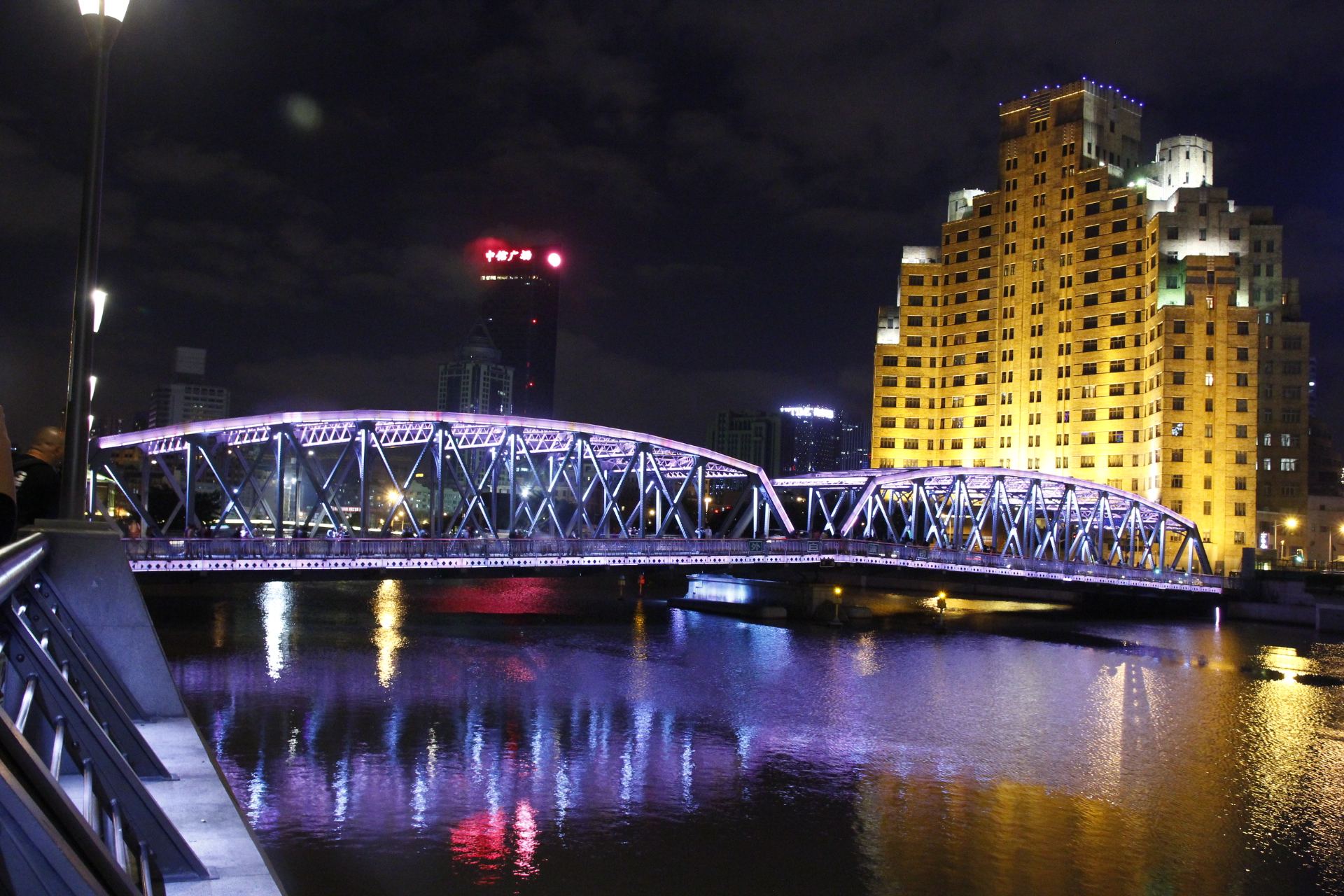 Shanghai_Garden_Bridge_1.jpg