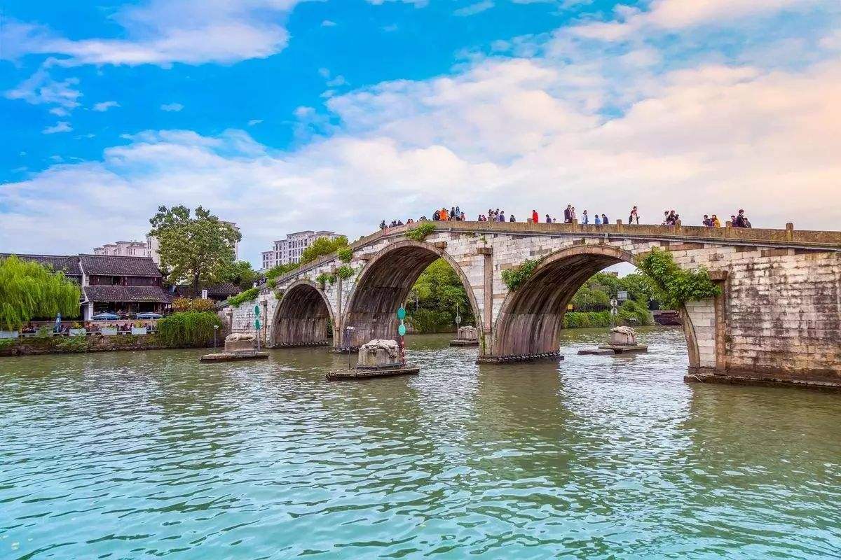 Grand-Canal-Bus-Hangzhou