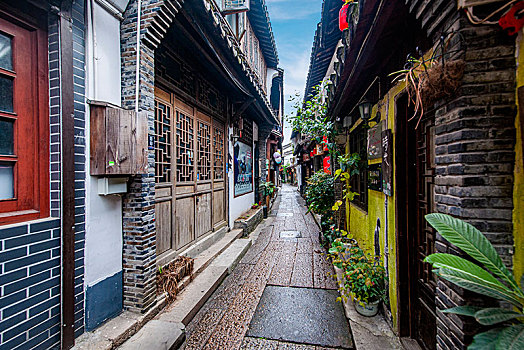 Deep-Lanes-and-Quiet-Alleys