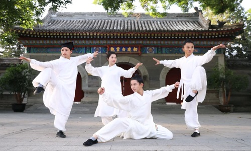 Tai-Chi-on-the-Xian-City-Wall Tai-Chi-on-the-Xian-City-Wall