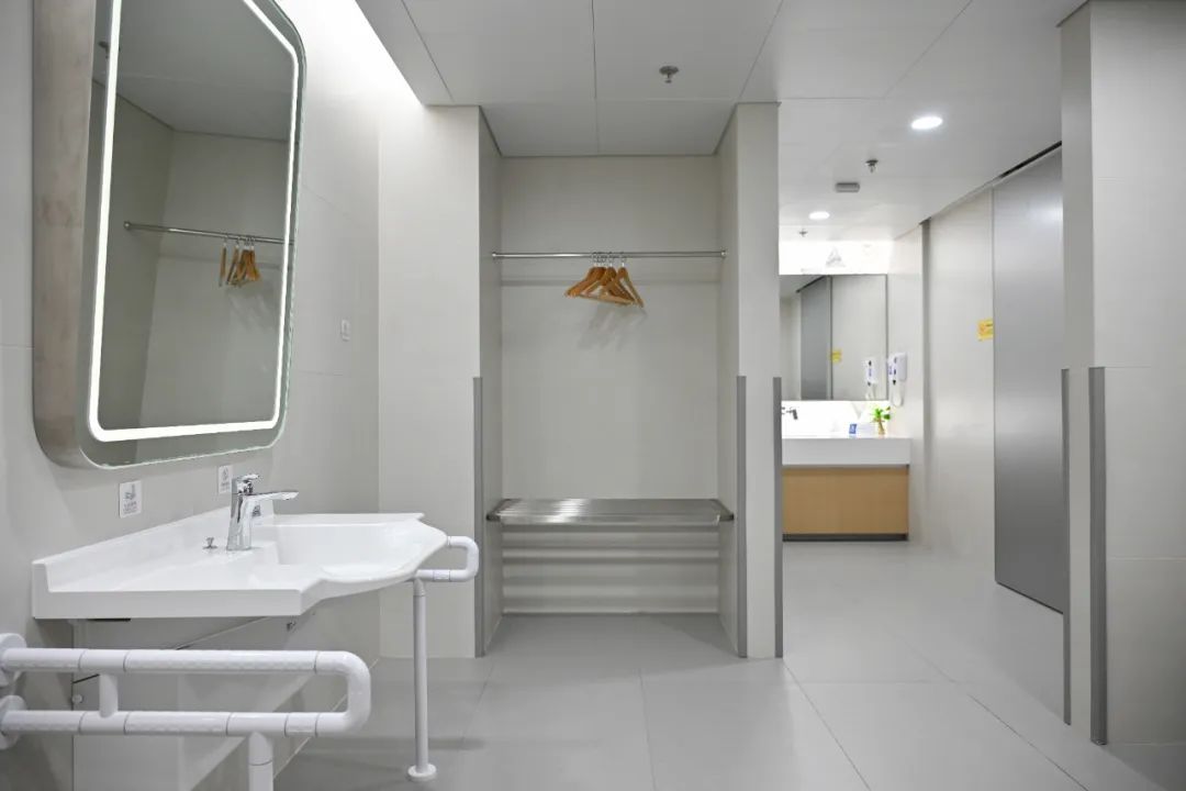 24-Hour-Free-Shower-Rooms2